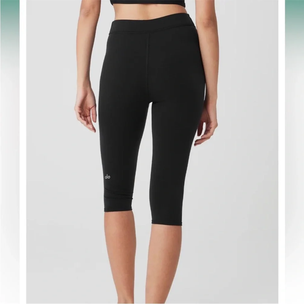 ALO V- Cut Define Black Capri Leggings